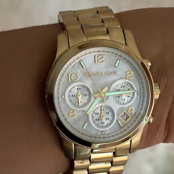 Michael Kors NEW BATTERY Gold Watch Mother of Pearl MK-5305 Runway Chronograph - Picture 15 of 15